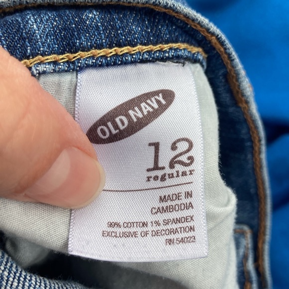 Distressed Cut Off Jean Shorts; cut off and distressed 5-pocket fringed hem - Picture 3 of 4